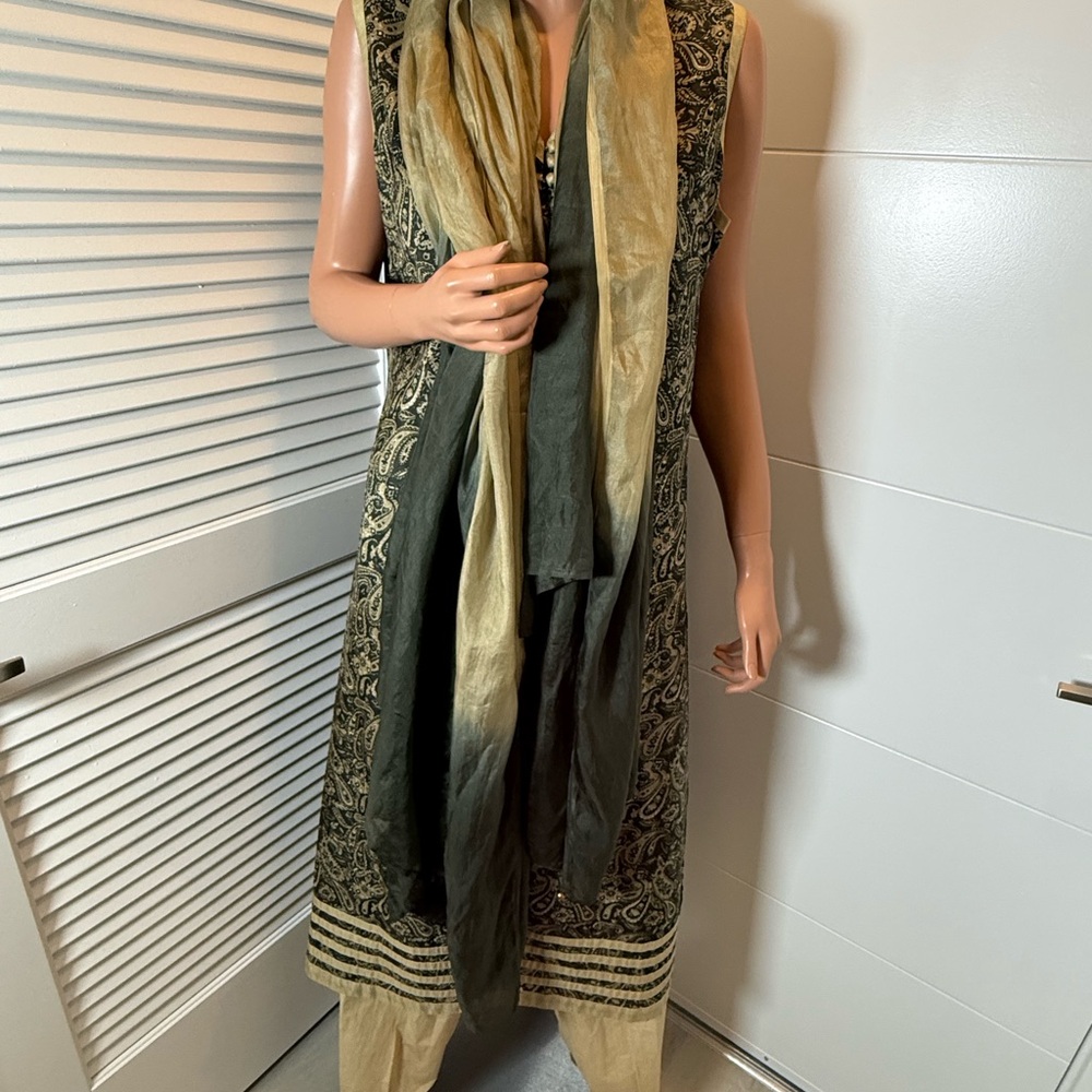 Elegant Black and Gold Paisley Kurta Set. - Picture 6 of 13